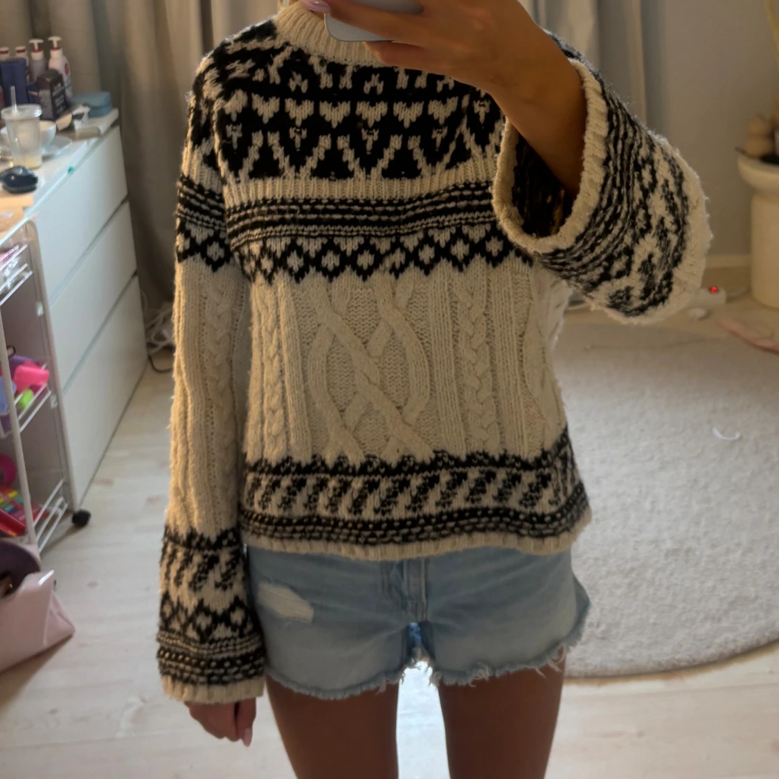 Vit och svart stickad tröja med mönster - 2