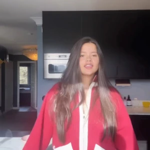 Säljer min super söta röda varsity zip upp från edikted!! Använd 2-3 gånger. Köpte för 1250 💞 - Röd croppad hoodie med vita ränder och dragkedja framtill. Stora vita siffror på ryggen och ribbade muddar. Oversized passform och sportig collegekänsla. Perfekt för dig som gillar en avslappnad och trendig stil.