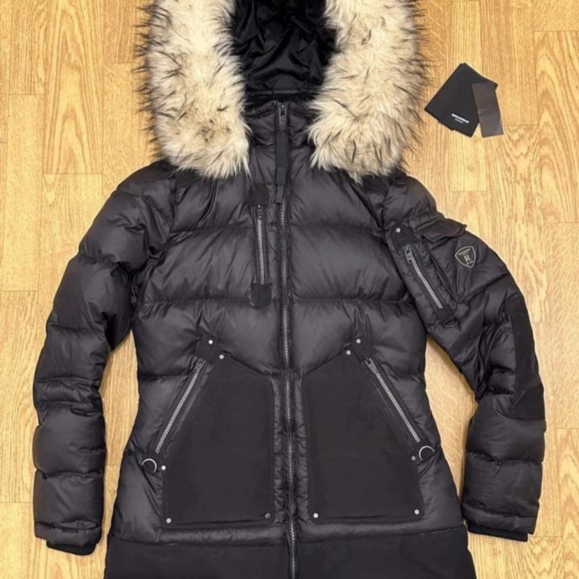 Svart dunjacka med fuskpäls från Rockandblue, modell Valencia. - 4