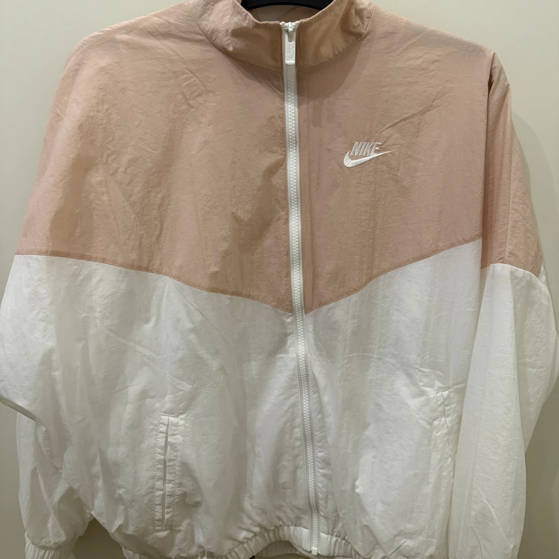 Nike vindjacka i rosa och vitt - 1