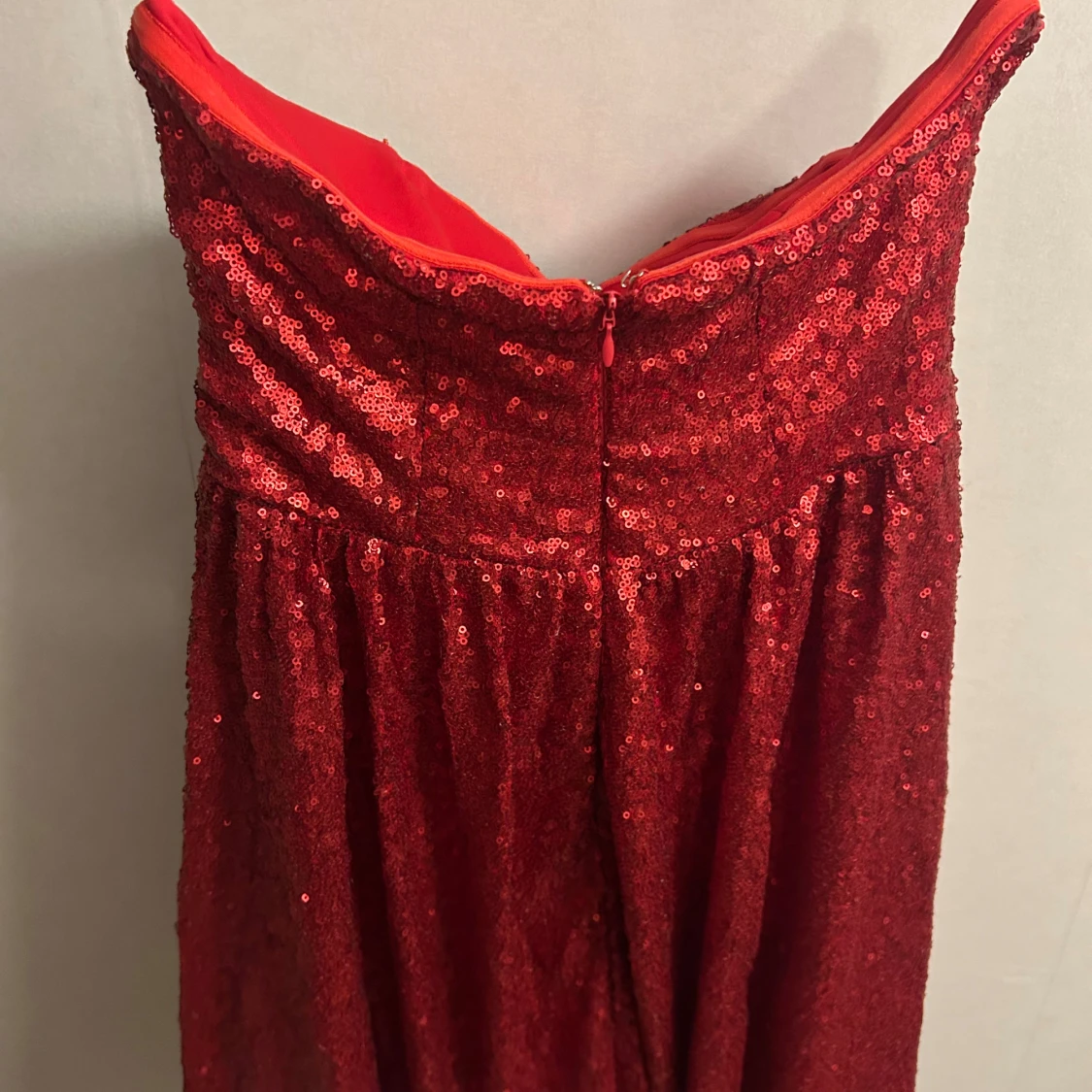 Röd paljettklänning Model Behaviour - 1
