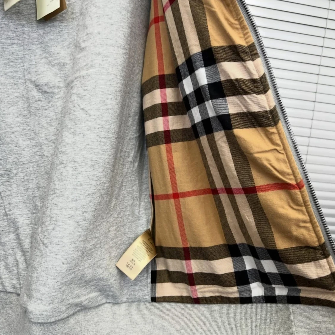 Grå hoodie från Burberry med dragkedja - 2