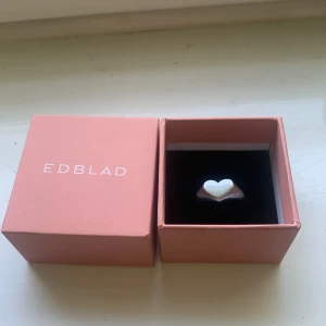Edblad ring silver - Silver ring från Edblad som föreställer ett hjärta,super bra skick,säljer pga av att jag har bytt till guldsmycken. Hör av er vid frågor eller priset!🤍🤍