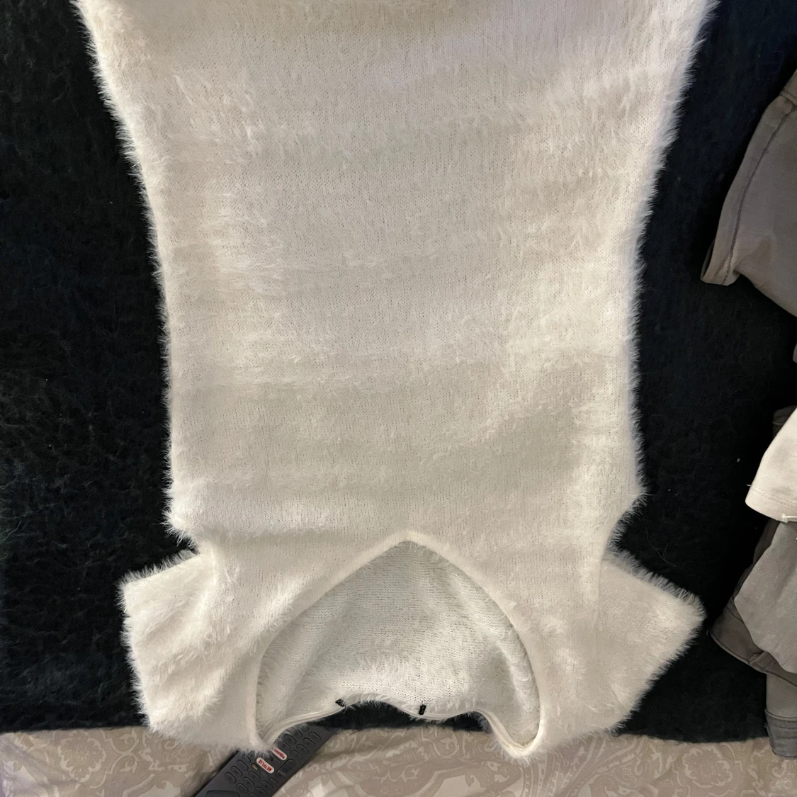 Vit fluffig stickad topp med v-ringning - 3