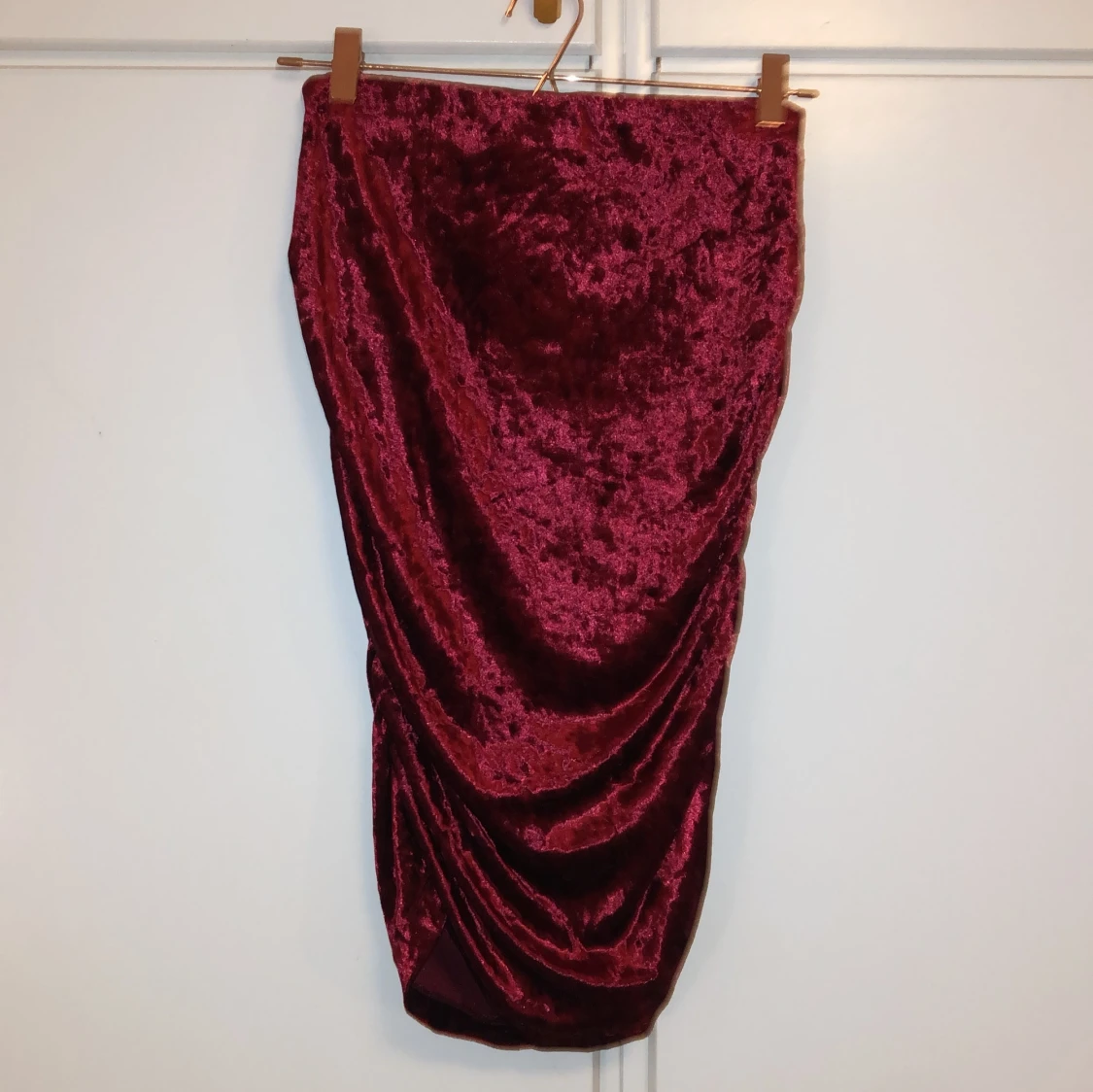 Vinröd sammetskjol  - 1