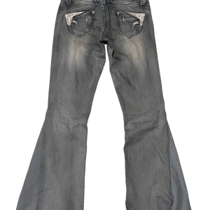 Lågmidjade Bootcut jeans med snygga fickor! - Skitsnygga lågmidjade Bootcut jeans med unika och snygga fickor! har själv sytt om från ett par skinny jeans. Storlek: M längden passar: 170-180 Defekter: liten prick vid ena fickan, bara slitet inget hål! Midja: 40cm bred Innerbenslängd: 80cm Ytterbenslängd: 97cm Front Rise: (midja till grenen fram) 17cm Back Rise: (midja till grenen bak) 32 cm Skriv gärna om frågor osv och skicka prisförslag!⭐️ Följ för fler liknande jeans!🥰