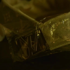 Louise Vuitton monogram bälte - Snyggt bälte från Louise Vuitton med klassiskt monogrammönster i brunt och beige. Bältet har en stor logga i metall som spänne och detaljer i guld. Perfekt accessoar för att lyfta din outfit med lyxig känsla och ikonisk design.