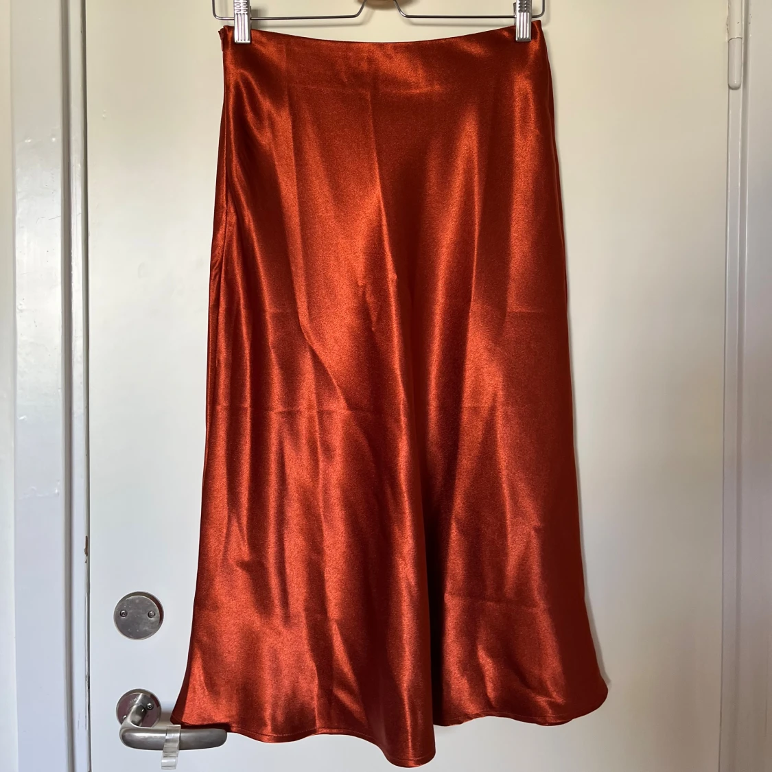Rostfärgad/oreange satinkjol  - 1