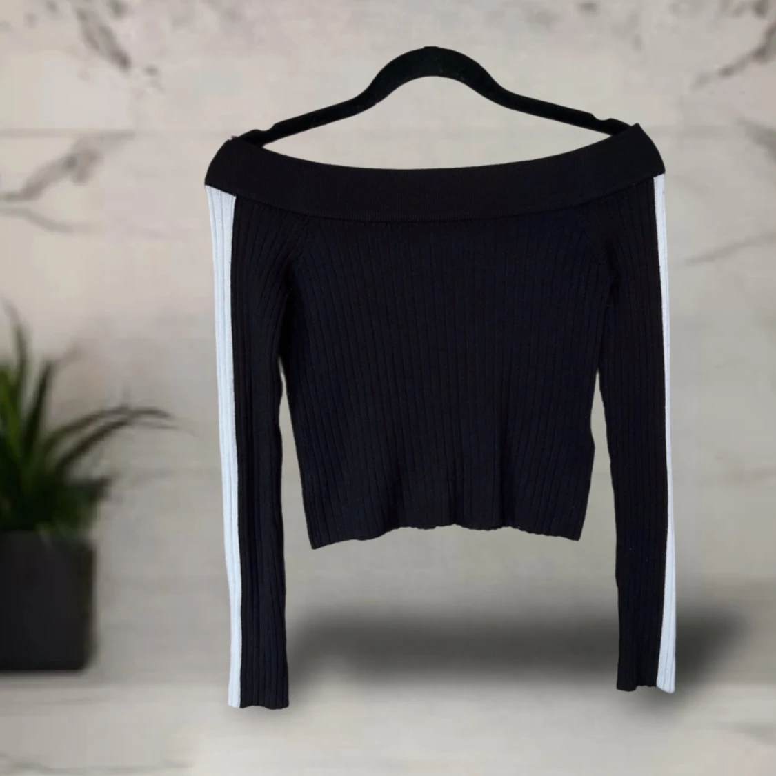 Svart ribbad offshoulder topp