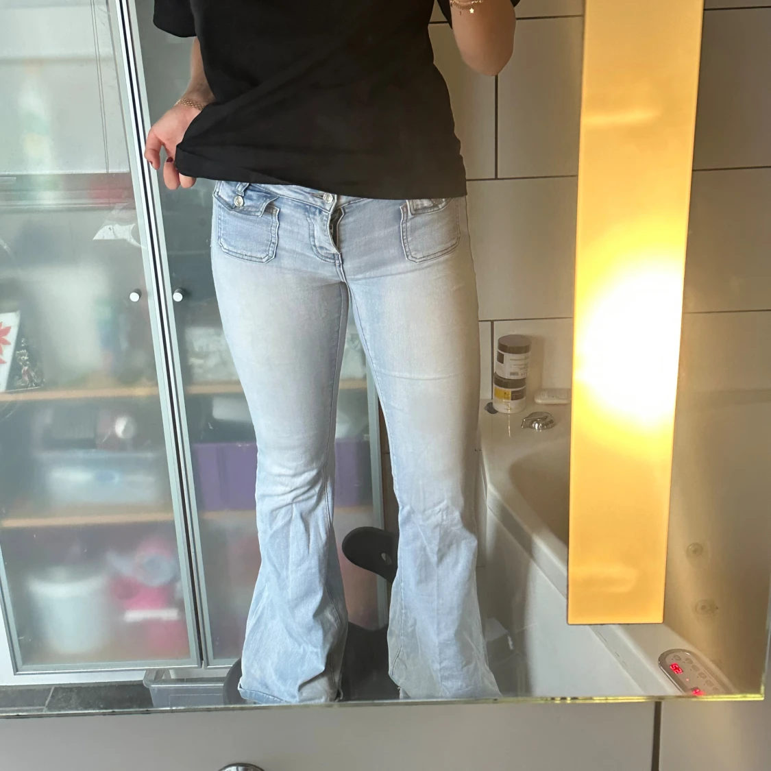 Ljusblå bootcut jeans med fickor