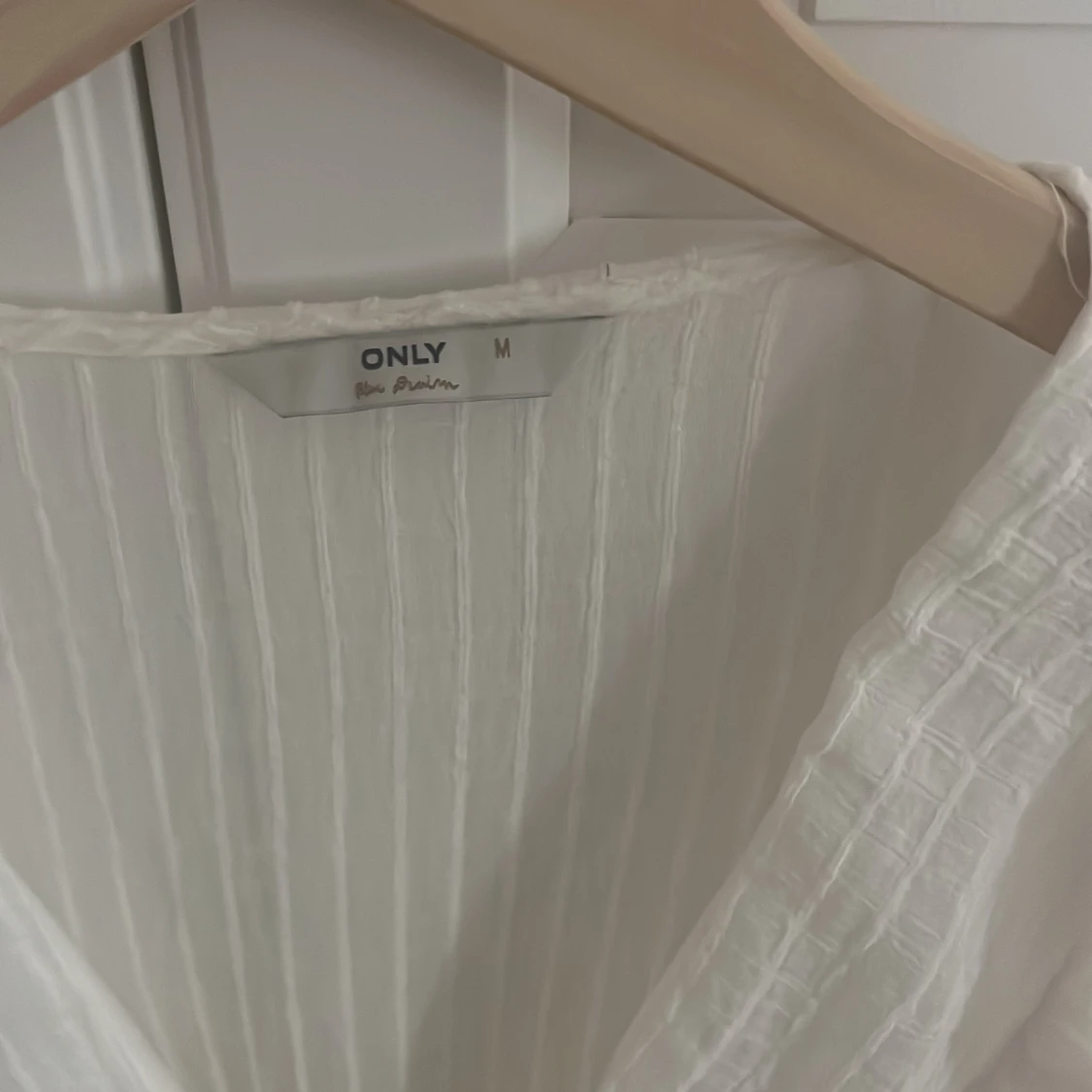 Vit omlottblus med volang från ONLY - 1