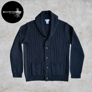 Stickad kofta cardigan - Mörkblå stickad kofta i storlek S passar även XS. Gjord av akryl och ull, väldig mjuk ock skön. Skicket är 10/10 har inga defekter och är nästintill ny.                                                                  ~                                                                                                Nypris 750kr | vårat pris 295 kr |. Hör av dig om du vill ha mått eller har andra frågor. Alla följare får rabatt! Så följ!