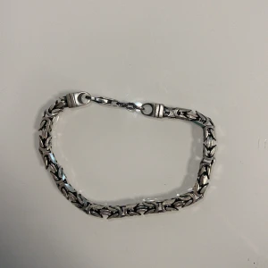 Kejsar länk i äkta silver 925 - Snyggt armband i äkta silver 925 med robust kedjedesign och coola detaljer. Armbandet har en unik länkstruktur som ger en stilren och modern känsla. Perfekt accessoar för dig som gillar att sticka ut med dina smycken. Ifrån guldfynd kvitto finns