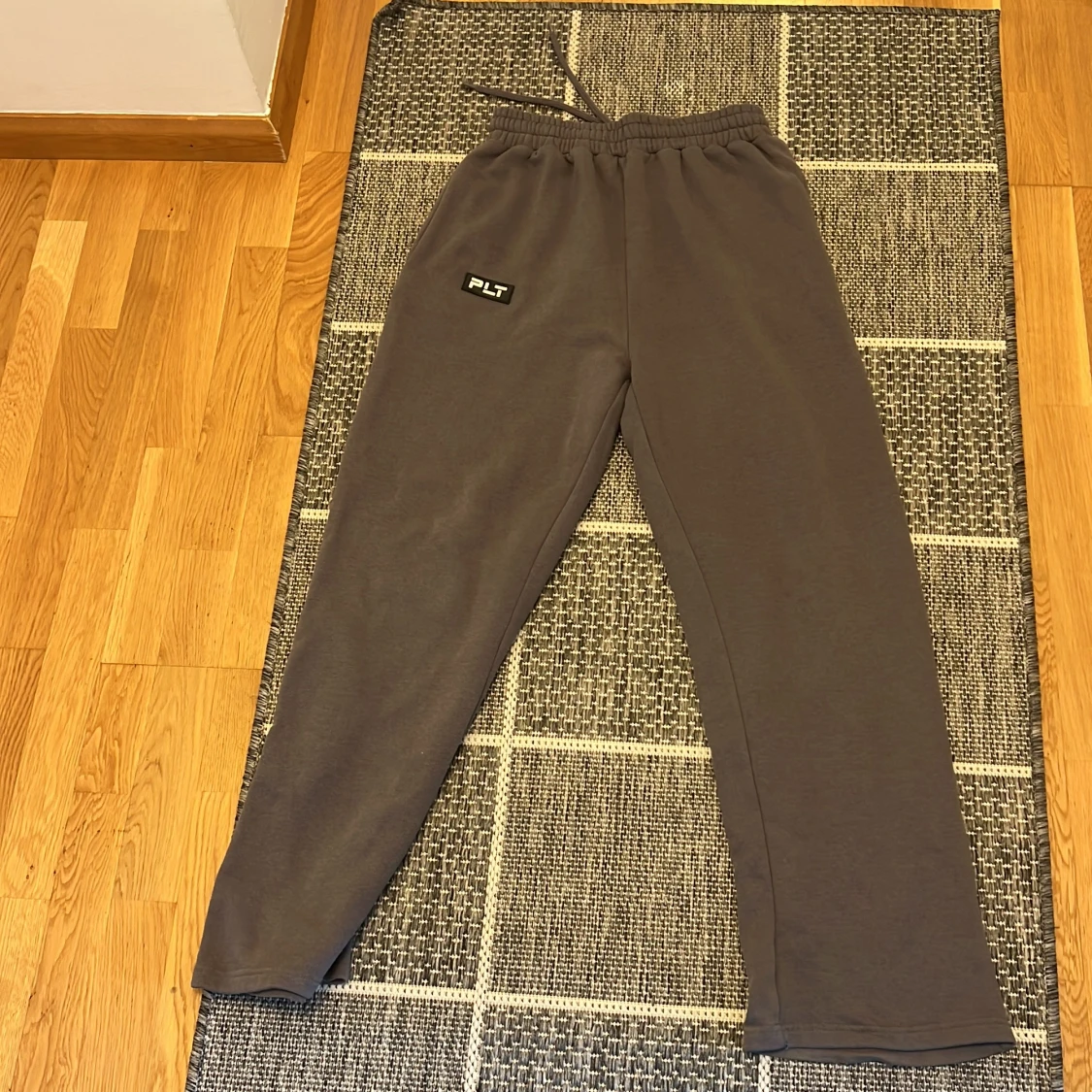 Grå mjukisbyxor från PLT