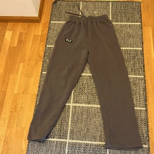 Grå mjukisbyxor från PLT - Grå mjukisbyxor från PLT med resår och snörning i midjan. Byxorna har en rak passform och är tillverkade i mjukt bomullsmaterial. Enkla att matcha och har en diskret PLT-logga på vänster sida. ( Autnum vibes)