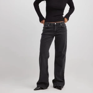 lågmidjade jeans - gråa lågmidjade vida jeans från nakd, helt nya men tagit av lappen. Tyvärr lite för stora. Nypris är 699kr