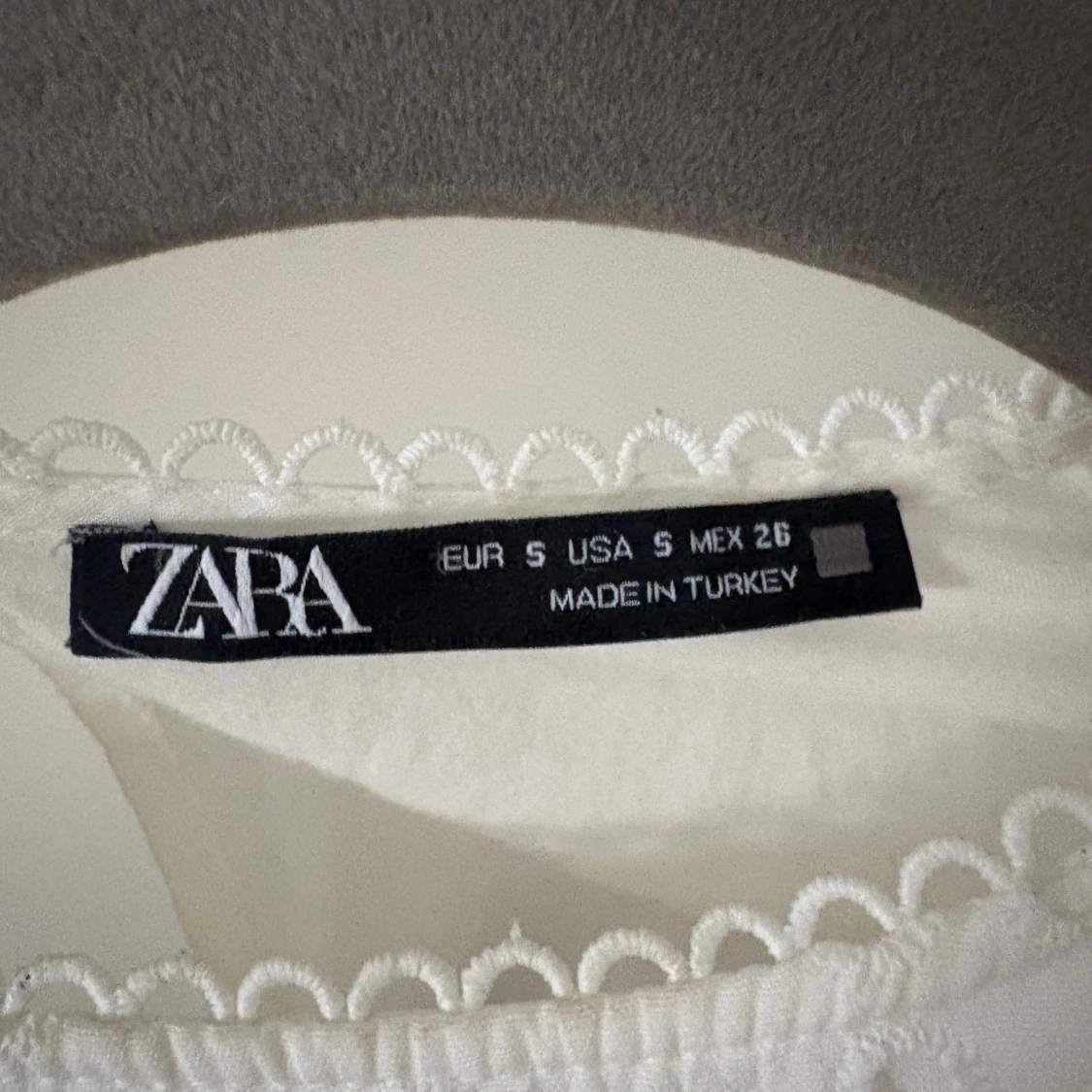 Vit broderad blus från Zara - 3