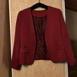 Röd kavaj - Super fin röd kavaj med lyxig känsla. 