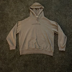 Hoodie mörk grå  - Typ helt ny hoodie från HM. Aldrig använd. 