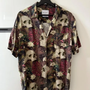 Mönstrad skjorta med dödskallar från Vailent - Använd 2-3 gånger, köpt på Carlings