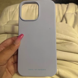 Skal iPhone 14 Pro max - Babyblått skal till iPhone 14 Pro max från ideal of sweden, inte mycket använt så i nyskick, inga defekter
