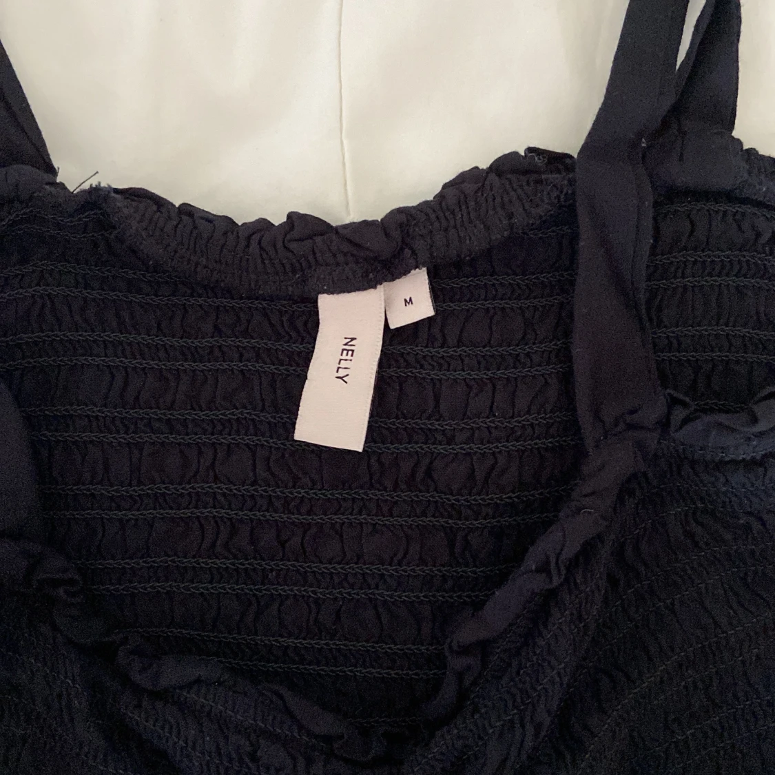 Svart linnetopp med knytband från Nelly - 1