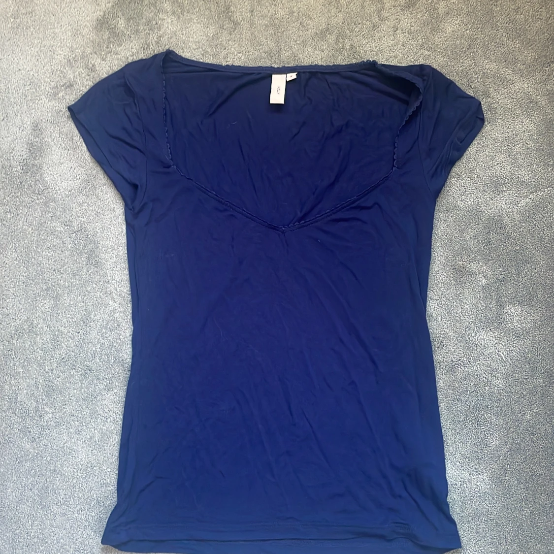 Mörkblå topp med v-ringning från Nelly