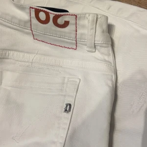 Vita Dondup jeans  - Helt nya dondup jeans. Storlek 29. Stretchiga jeans. Dm för fler frågor. Slitningarna är naturligtvis design. 