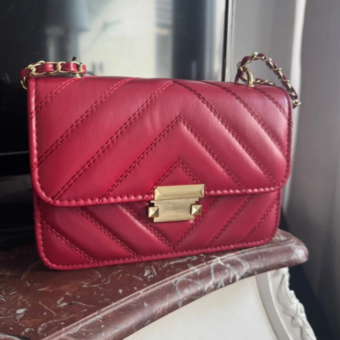 Röd quiltad axelväska med kedja