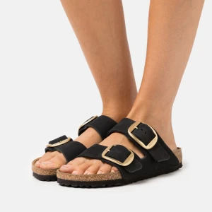 Svarta Birkenstock  - Svarta Birken i svart skinn med guld spännen, köpta 2023 för 1545 kr. I mycket bra skick, inga defekter, har tagit hand om de väl 