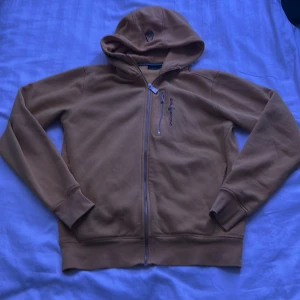 Gul sail racing hoodie - Säljer min sail racing tröja, typ helt ny inte använd så mycket. Mycket bra skick perfekt om du bara vill ta de lungt