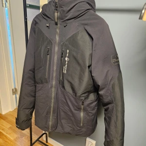 Sail racing pole down Carbon  - Sail racing pole down Carbon jacka. Köpt förra vintern 9000kr. Storlek Large. Fint skick. Kan även användas ut och in.