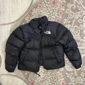 Svart pufferjacka från The North Face - Hej säljer denna jackan eftersom fick en ny jacka den e i väldigt bra skicka. Passar för dig som är 175-185cm. 