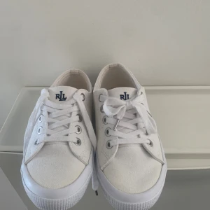 Ralph Lauren skor - Säljer nu ett par vita Ralph Lauren skor. Storlek 36 perfekt för vår eller sommarväder. Pris kan diskuteras 