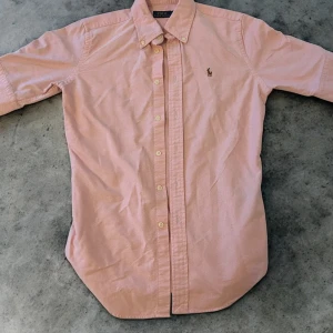 Rosa Polo Ralph lauren skjorta - Använd para ett par få gånger. Den är i perfekt skick, passar tyvärr inte mig längre vilket leder till att jag försöker sälja den. 
