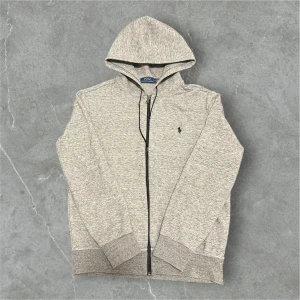 Ralph Lauren Zip Hoodie - 📍Storlek:M  💪🏽Skick:Ny utan prislapp   📐Mått:Längd:66cm:Axelbredd:45cm  📎Material:66%Bomull:34%Polyester  📦Skickar alltid inom 24h  💸Köp fler plagg för att få billigare pris  ✅Äkthetsgaranti