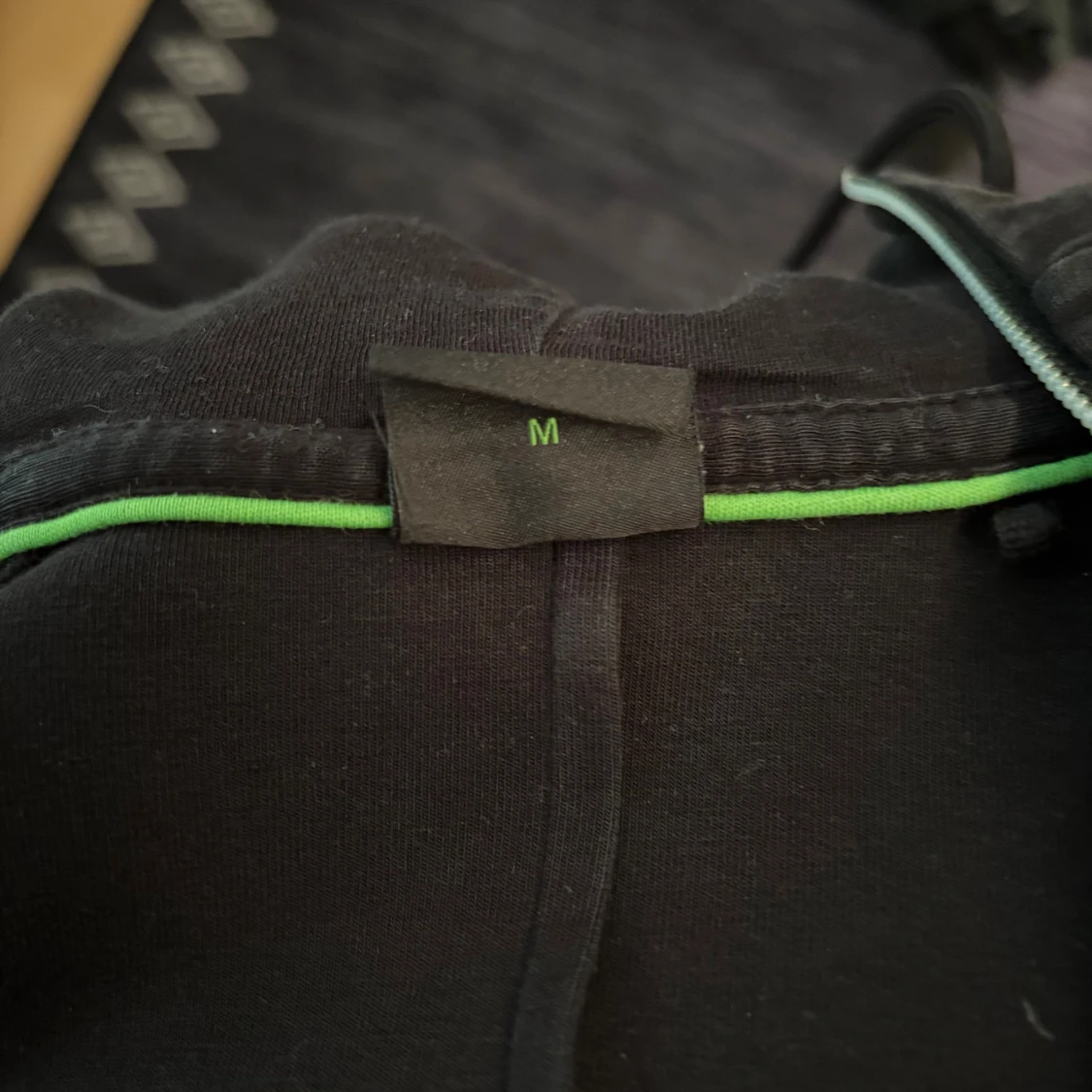 Svart hoodie från BOSS med dragkedja - 1