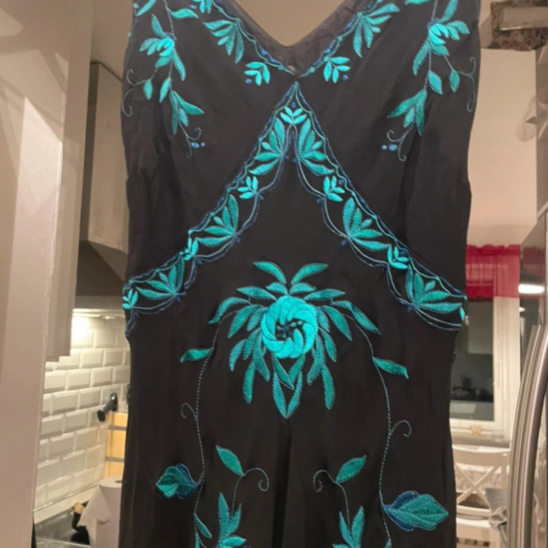 Svart långklänning med turkos broderi - 1