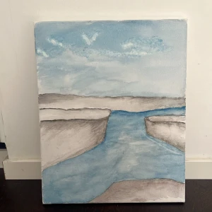 landskapsmålning - Unik handmålad tavla av Robina Golami med ett lugnt landskap i blå och grå toner. Perfekt för dig som vill ha en modern och stilren känsla i rummet. Passar dig som gillar konst och vill ha något personligt på väggen. Pengarna går till mig för att skapa fler tavlor och det går även till musikhjälpen! 50% till mig 50% till musikhjälpen. :) Jag hoppas jag en dag kan lägga up mina tavlor på ett museum! Kan du hjälpa lite? ❤️ denna tavla är inspirerad av Afghanistan bamyan, ett vackert land🩷