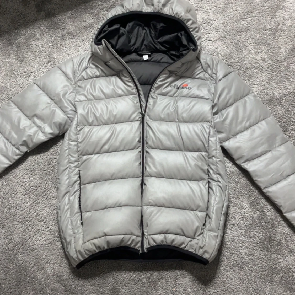 Grå pufferjacka från Ellesse