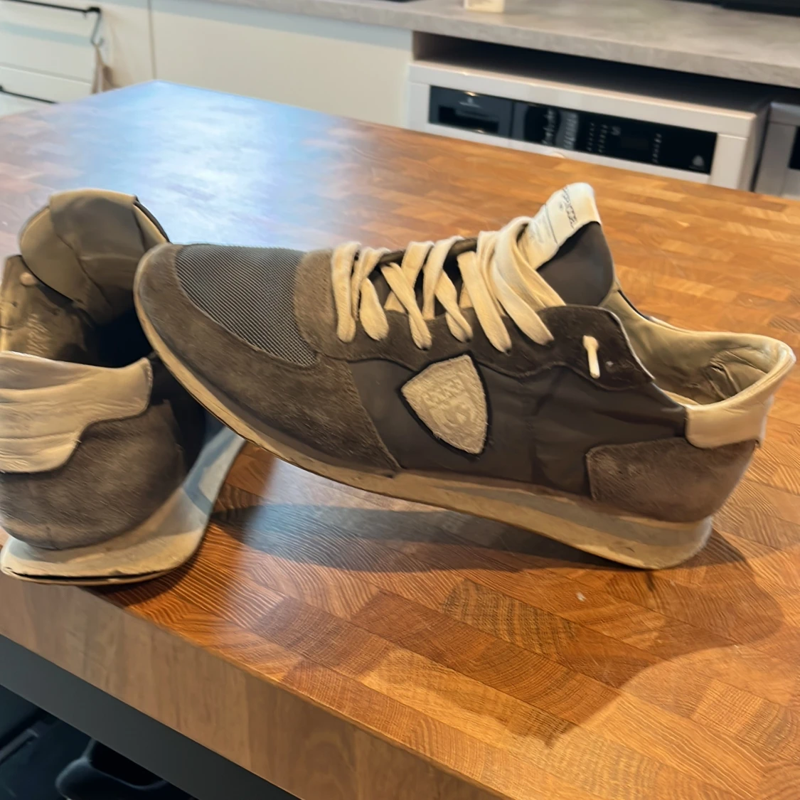 Grå sneakers från Philippe Model - 2