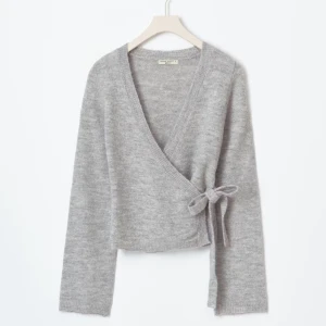 Grå omlott kofta  - Snygg grå omlott kofta från Gina tricot. Säljer pga att jag inte använder den. Nästan aldrig använd - fint skick.  Slutsåld, original pris är 399kr. Hör av er för egna bilder. 💗