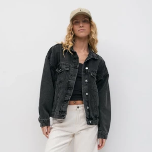 Loose denim jacket - Grå oversized jeansjacka med två stora innerfickor. Köpt från Gina för 600kr (just nu slutsåld i alla storlekar) Säljer då den tyvärr ej kommer till användning längre 💗