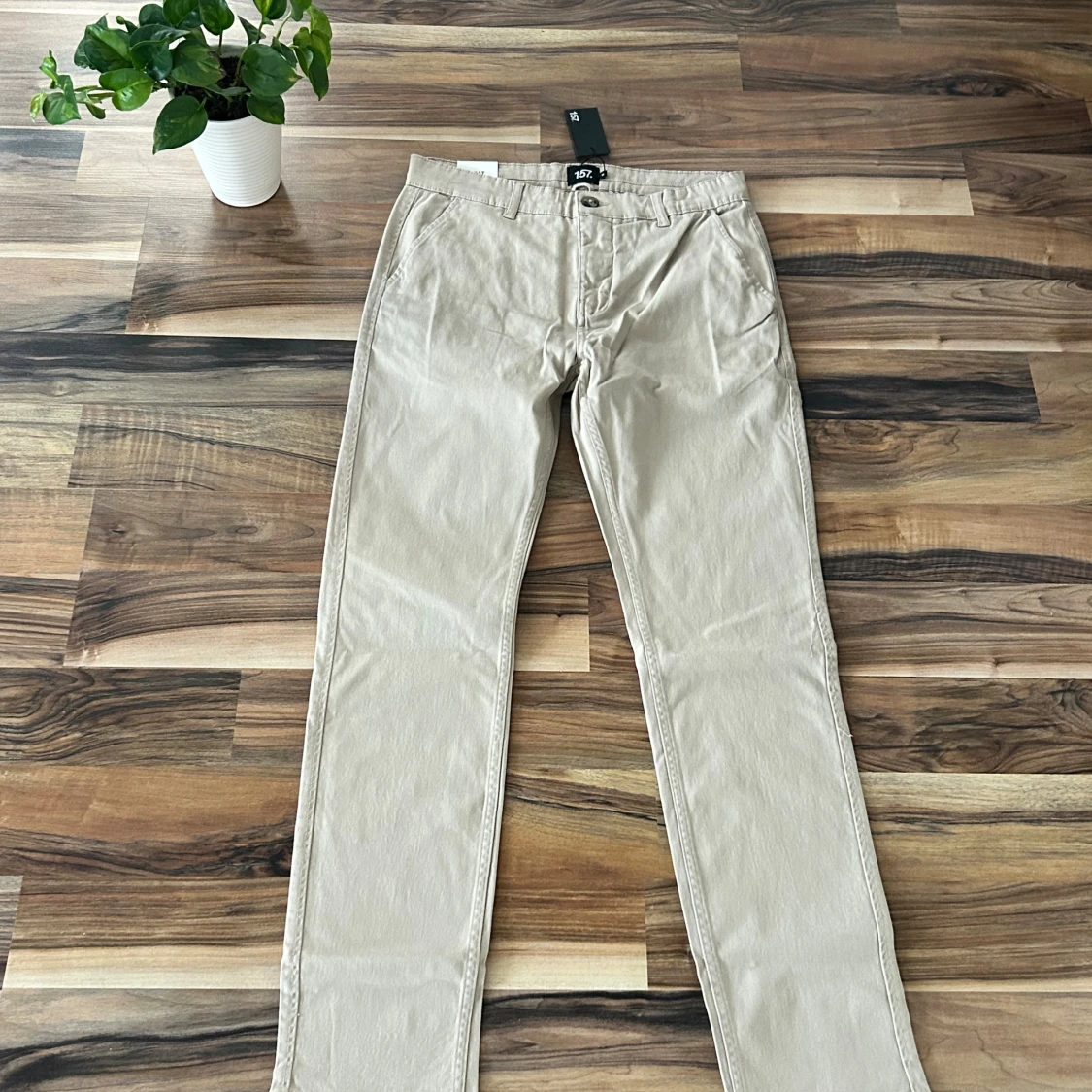 Beige chinos från 157, modell Grim