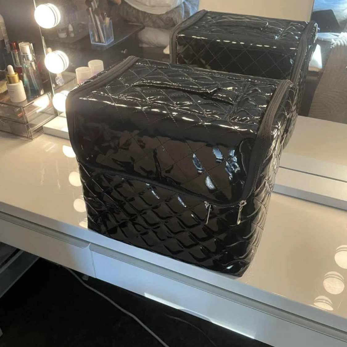 Shelas - Svart quiltad sminkväska med dragkedja - 2