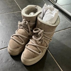 Gråa Inuikii - Säljer ett par gråa/beiga inuikki som är köpta förra hösten och använt under vintern. Dom är i väldigt bra skick och Kommer i originalkartong💞🩷