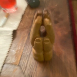 Handgjord jesus trähand - Hand snidad hand från det heliga ladet med allt material även där ifrån köpte den för många är sen när en judisk vän åkte ner till det heliga landet handgjord av dom autentiskta sätten i tanke så är det helt av sitt slag även om det naturligtvis finns fler skulle vet jag och när man fick hem dom efter viss väntan skicka dom även med en försluten sipppåse med sand från den heliga marken där i Jerusalem.