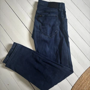 Mörkblå jeans från Lee - Snygga mörkblå jeans från Lee, använda men inga slitningar, hål eller liknande