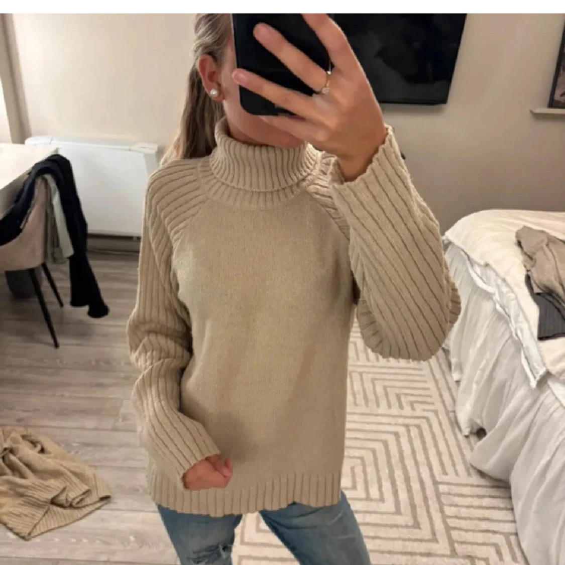 Beige polotröja med ribbade ärmar