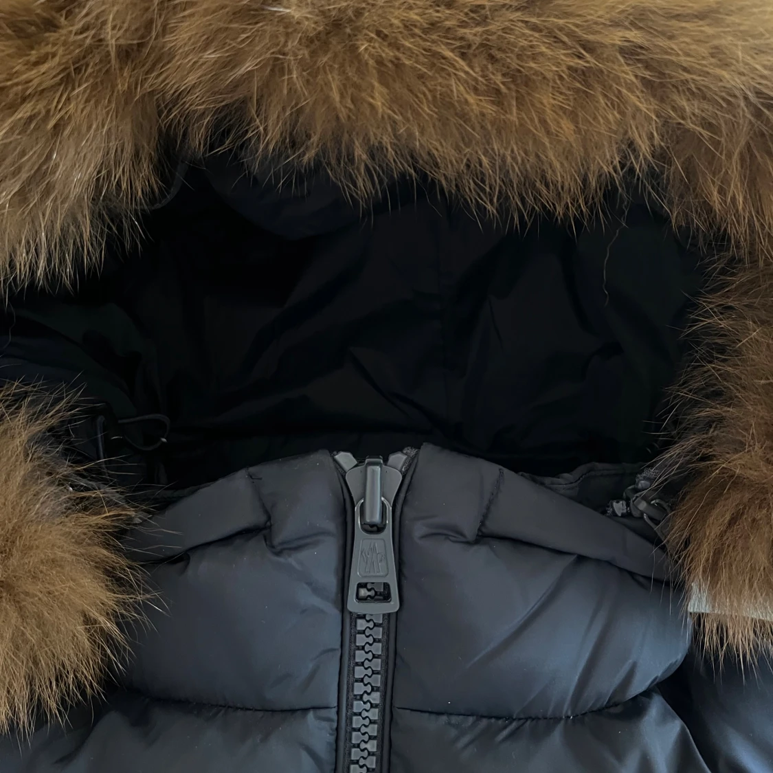 Mörkblå Moncler dunjacka med pälshuva - 4